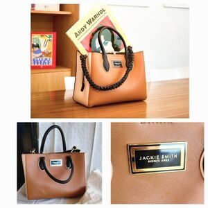 This is a Jackie Smith Lina midi tote bag 